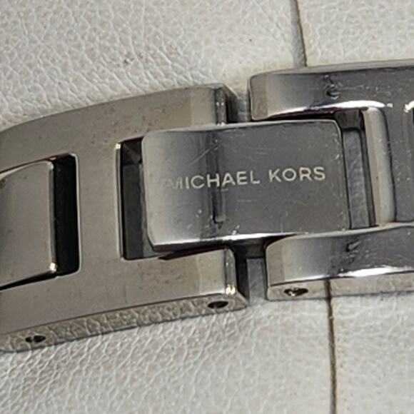 Michael Kors Slim Runway Crystal Pave Ladies Watch MK3250 Silver Tone Works - Picture 6 of 10